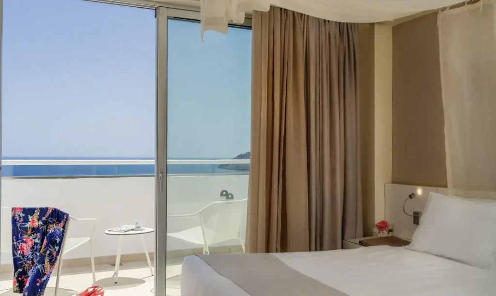 Deluxe Double room with sea view (full double bed)