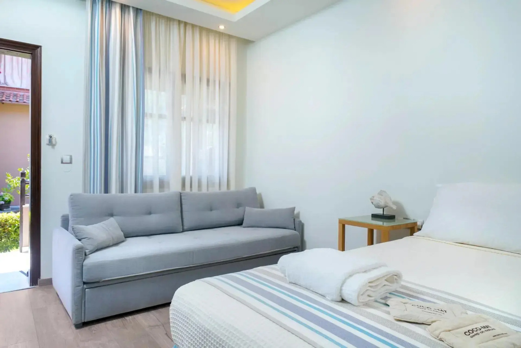 Deluxe (Semeli Hotel) Double room with garden or side sea view (full double bed)