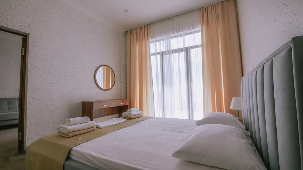 Двухместный люкс с 2 комнатами с видом на море двуспальная кровать в Нарт