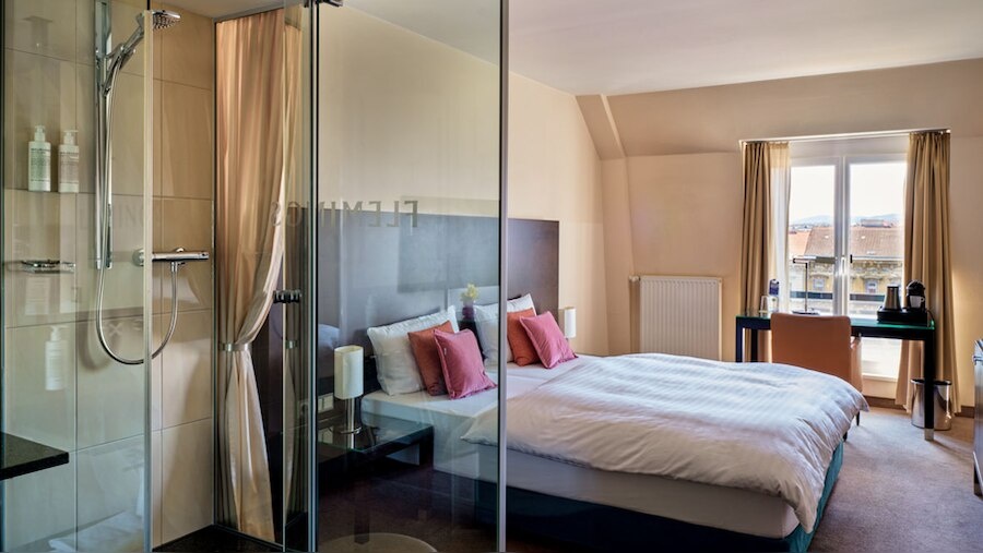 Comfort Plus room (full double bed and twin beds)