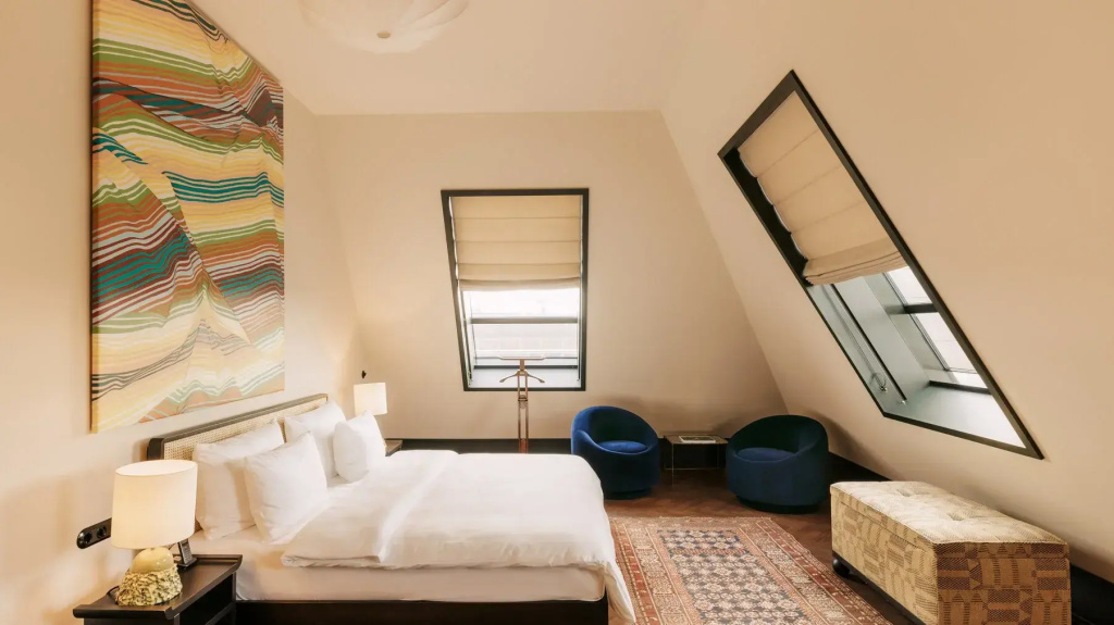 Large Double room (full double bed)