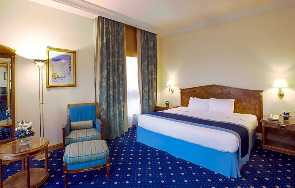 Falcon Double Suite, full double bed room photo 1