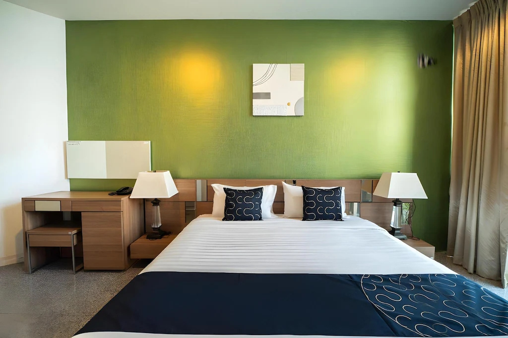 Double room with street view (full double bed)