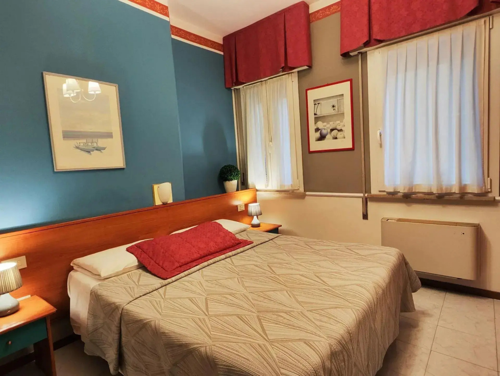 Small Double room (full double bed)