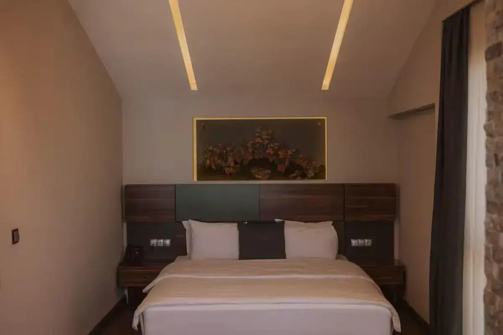 Peerless with Jacuzzi and Fireplace Double Suite (full double bed)