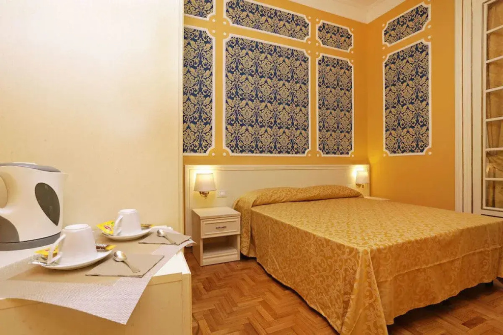 Double room (full double bed)