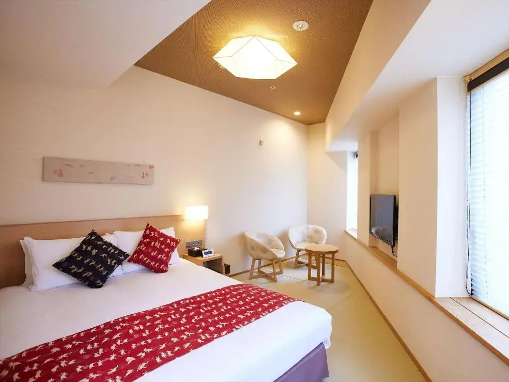 Corner Double room (full double bed)