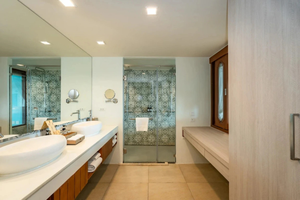 Двухместный люкс Pool Access с видом на море двуспальная кровать в Отель Zenmaya Oceanfront Phuket, Trademark Collection by Wyndham
