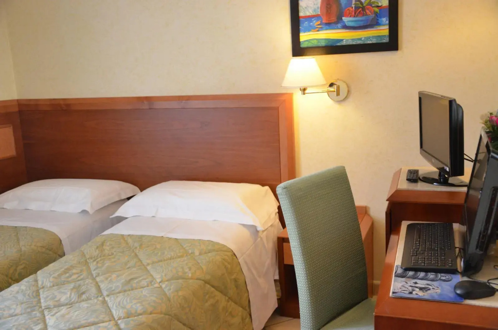 Small Double room (twin beds)