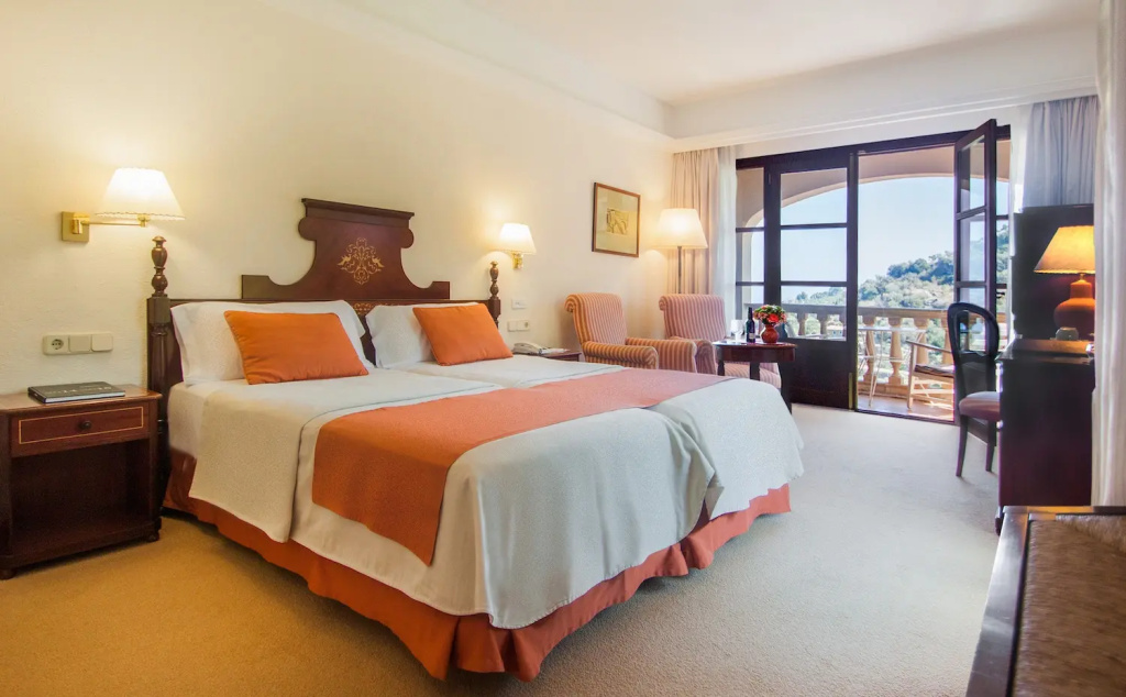 Classic Double room with balcony (twin beds)