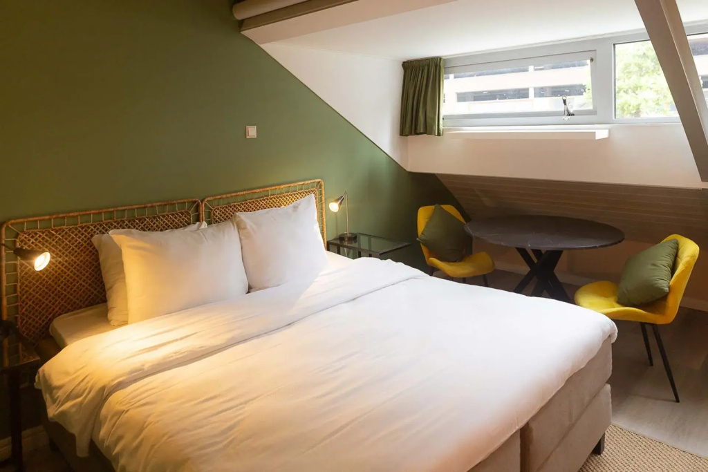 Double room with view (full double bed)