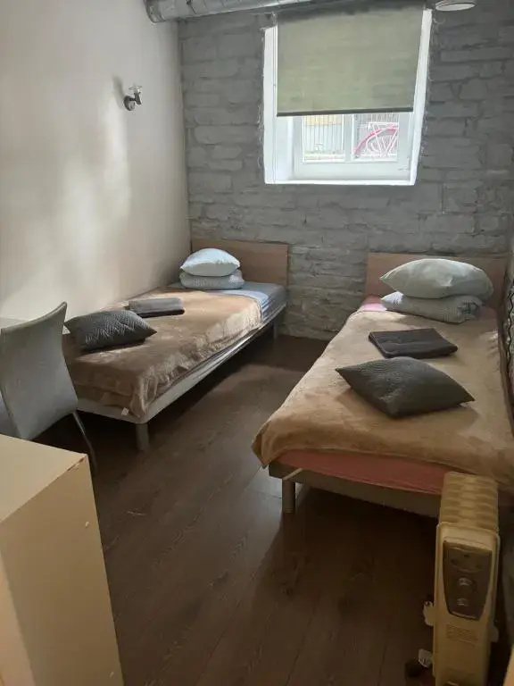 Double Semi-Basement room (twin beds)