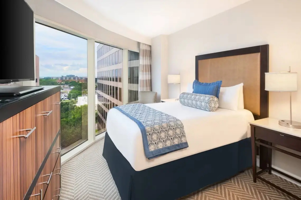 Corner Double room with courtyard view (full double bed)