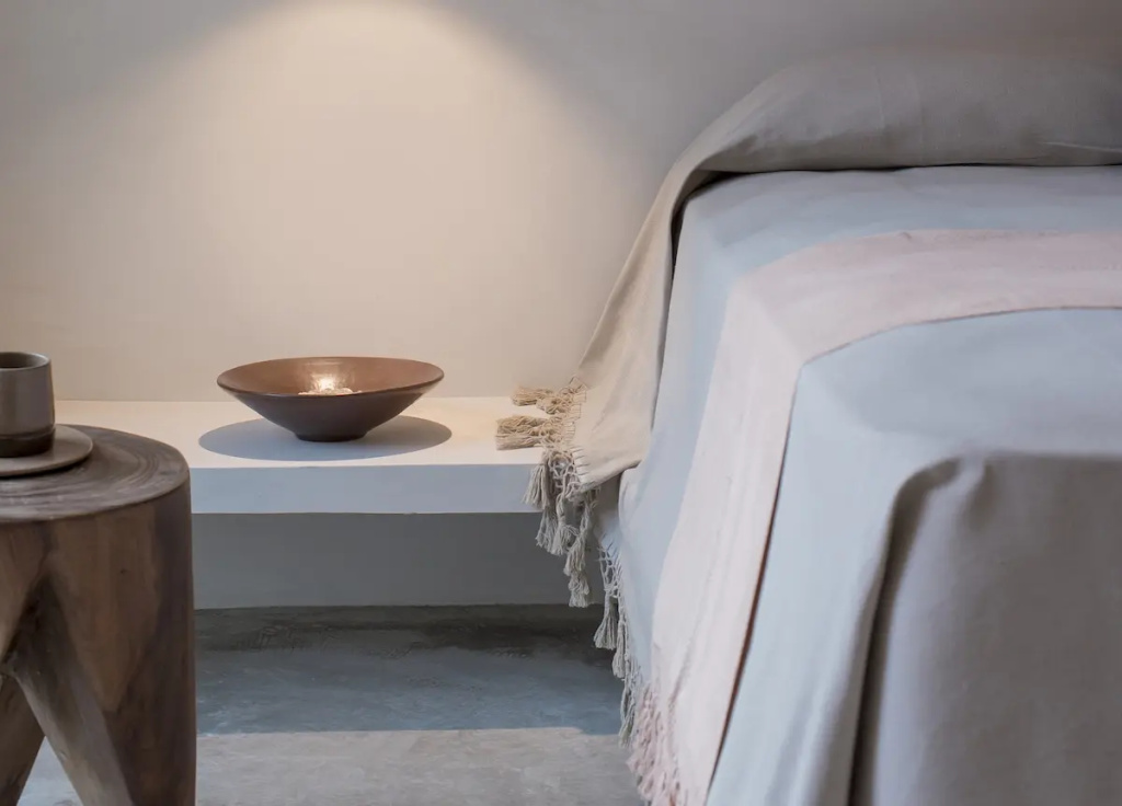 Less is More Double room (full double bed)
