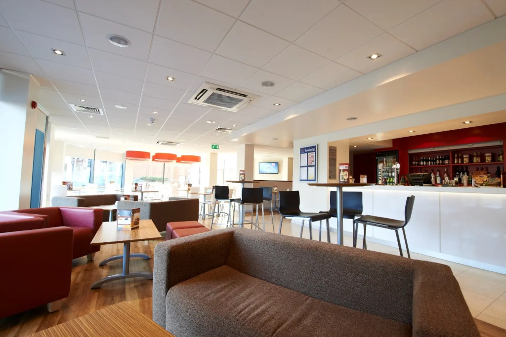 Travelodge London Hounslow — фото