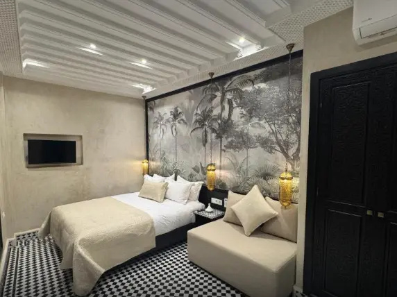 4 Bedrooms Privatized Black House
