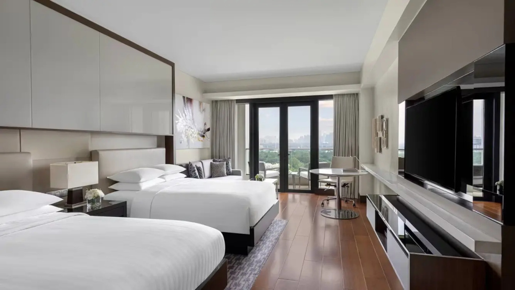 Large Quadruple room with golf view