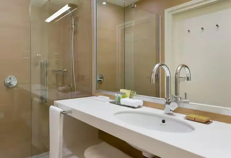 Двухместный номер Гостиничный с видом на атриум двуспальная кровать в DoubleTree by Hilton Moscow-Vnukovo Airport
