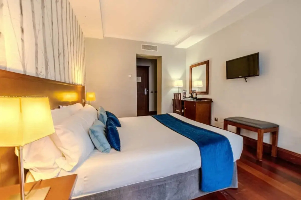 Double room (full double bed)