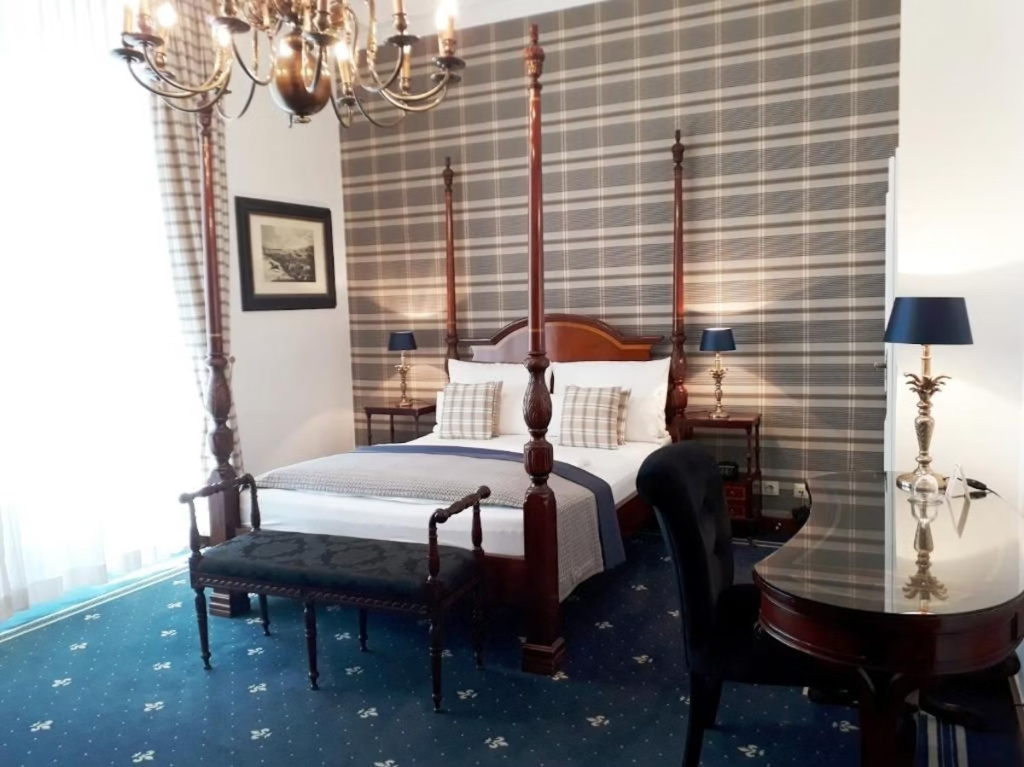 Double room with city view (full double bed)