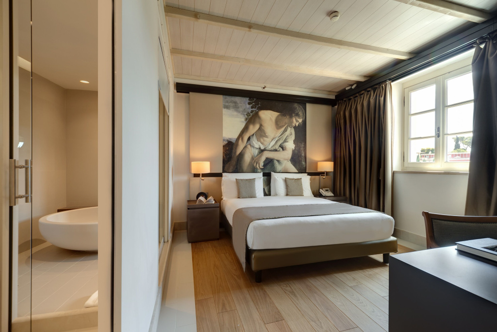 Renaissance Double Suite (full double bed)