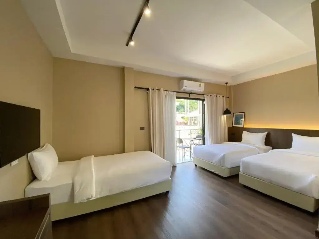 Standard Triple room with balcony and with city view