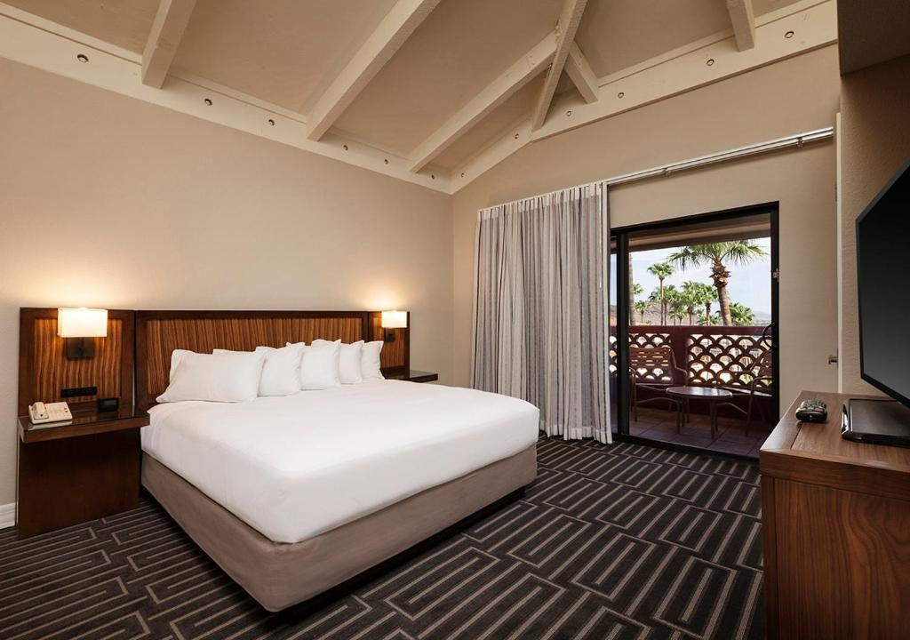 1 Bedroom Double Suite with land view (full double bed)