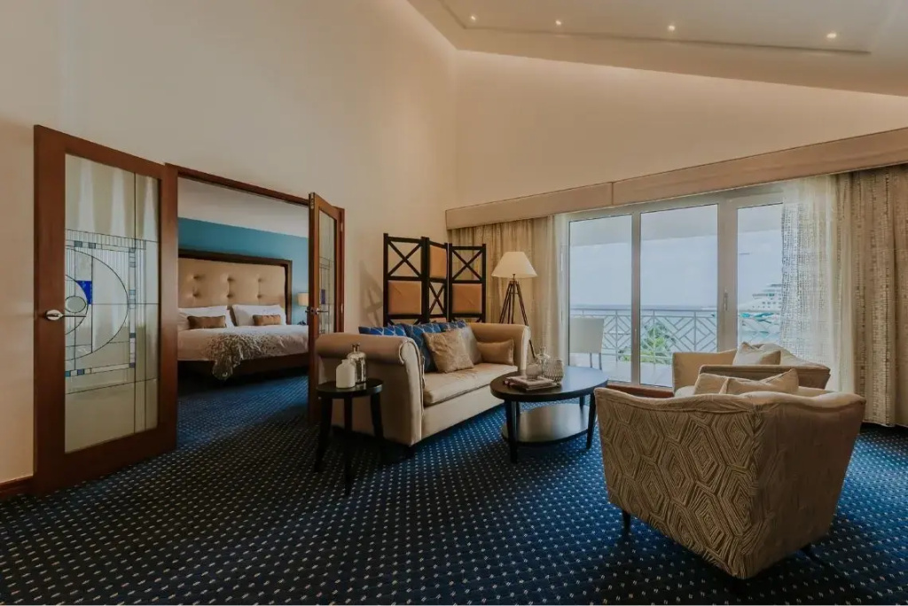 Royal Double Penthouse Suite Oceanfront full double bed