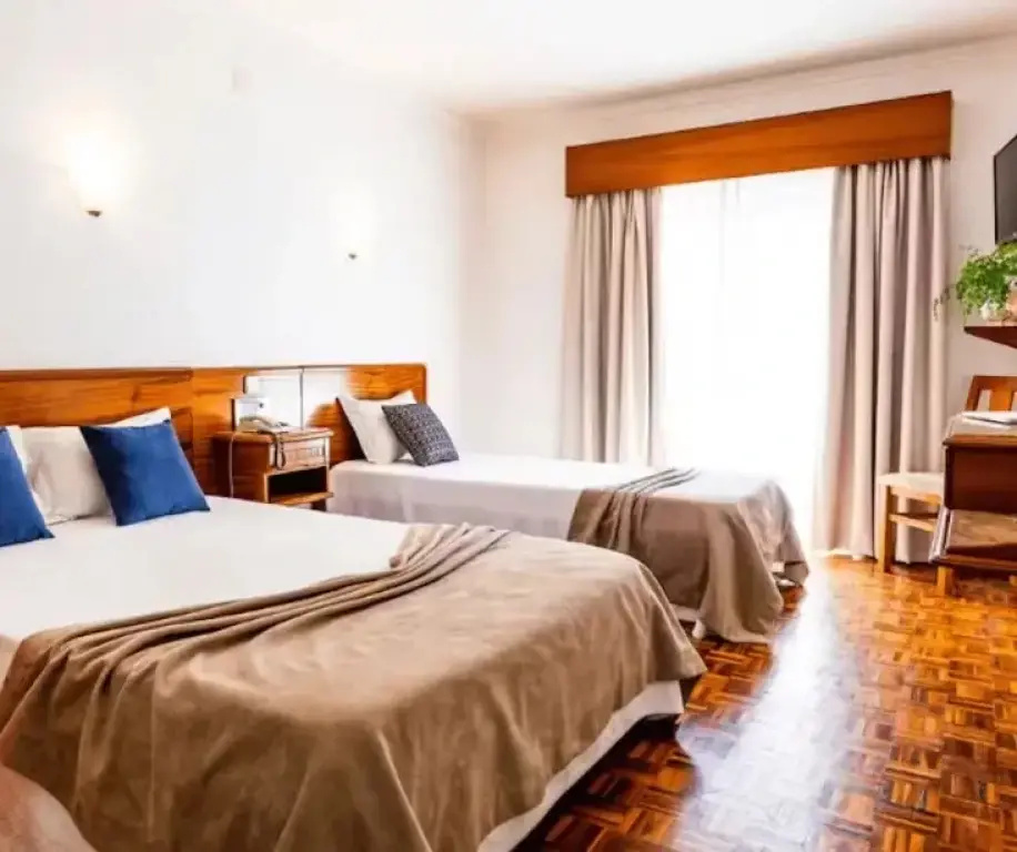 1 double and 1 single bed Triple room