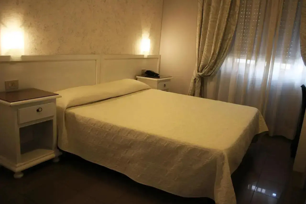 Double room (full double bed)
