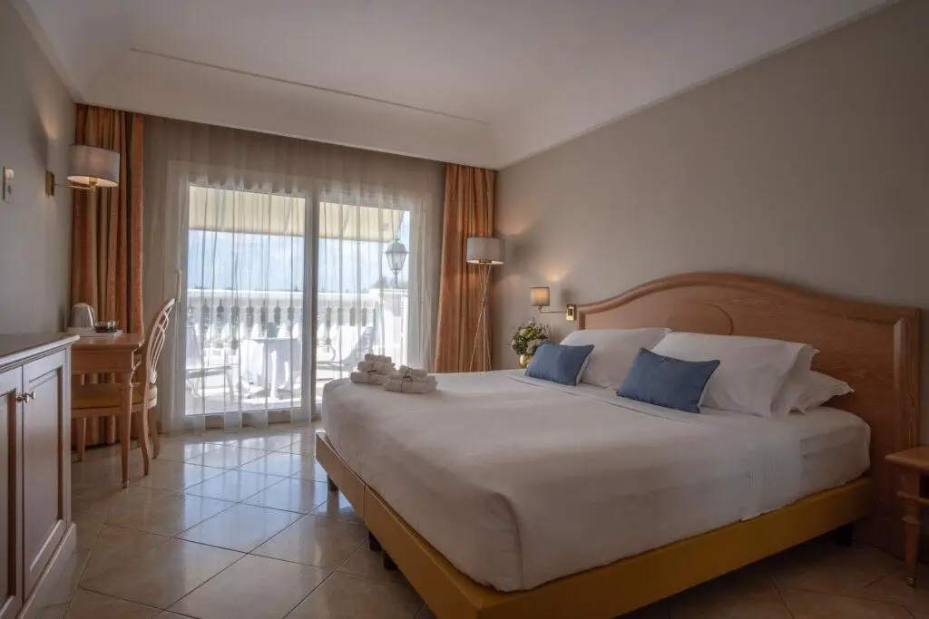 Superior room (full double bed) (spa access)