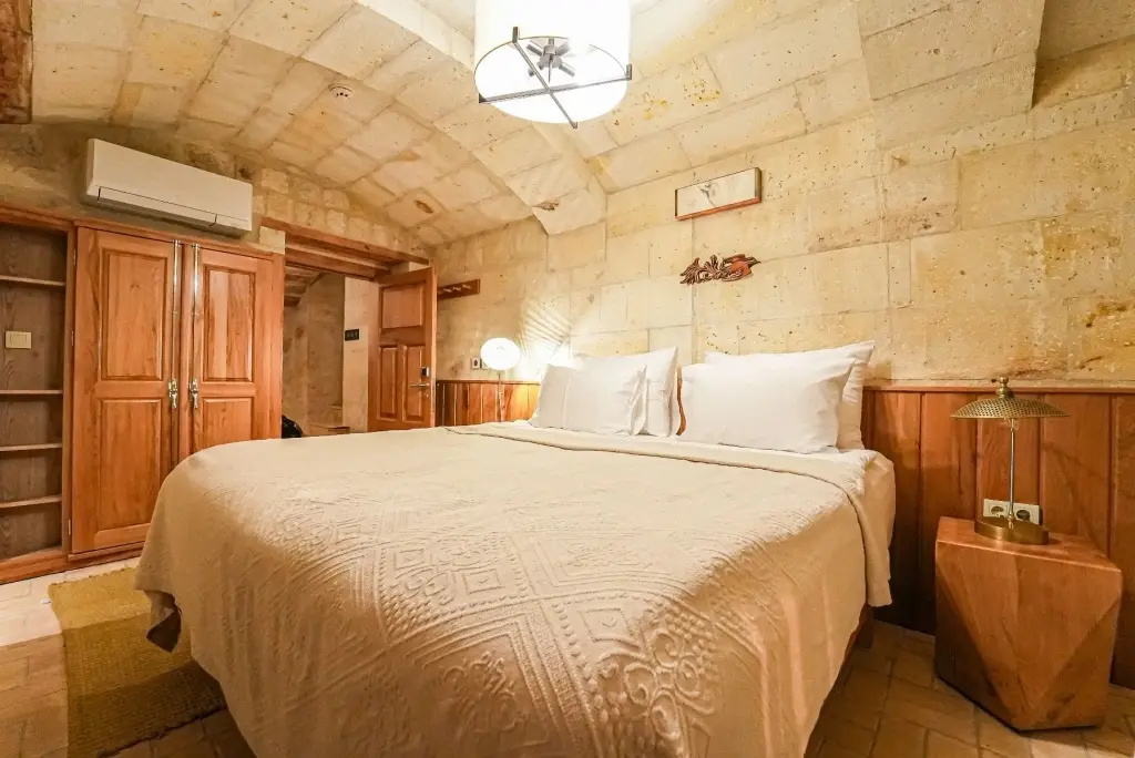 Mansion Stone Double Suite (full double bed)