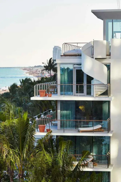 1 Bedroom Bungalow Penthouse Corner Double Duplex Suite with balcony and oceanfront full double bed