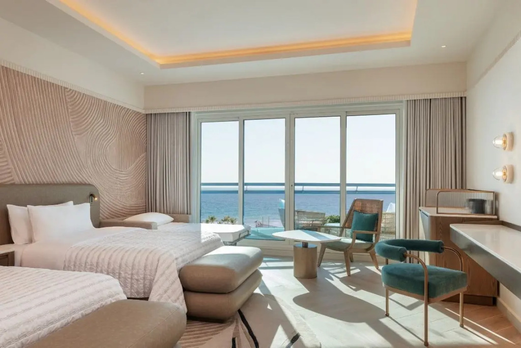 Двухместный номер Renovated Superior с балконом и с видом на море 2 отдельные кровати в Le Meridien Al Aqah Beach