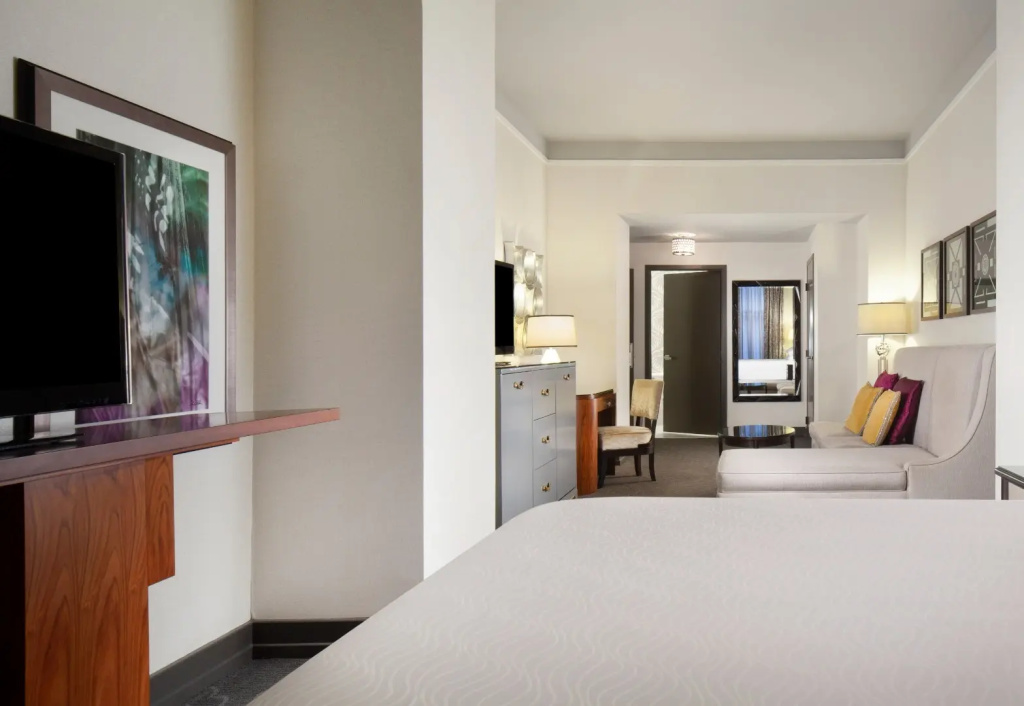 Premium Roll-In Shower Double Junior Suite (full double bed)