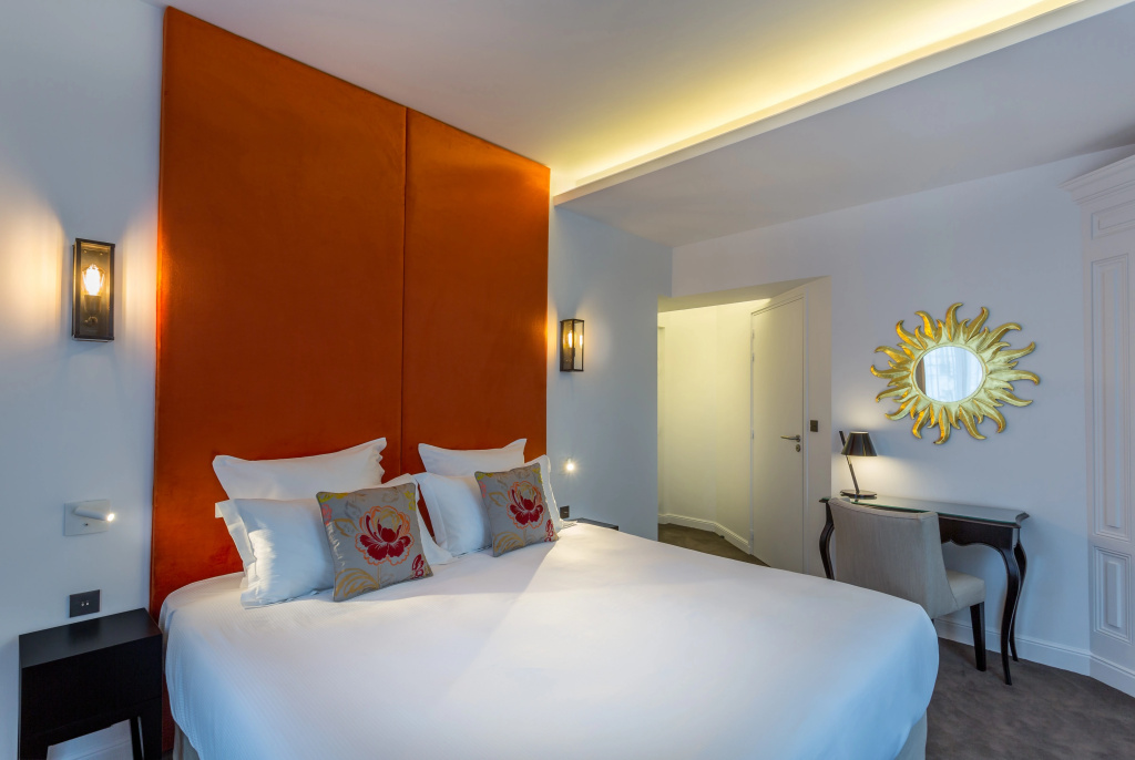 Comtesse - Eiffel Tower front view Double room with balcony (full double bed)