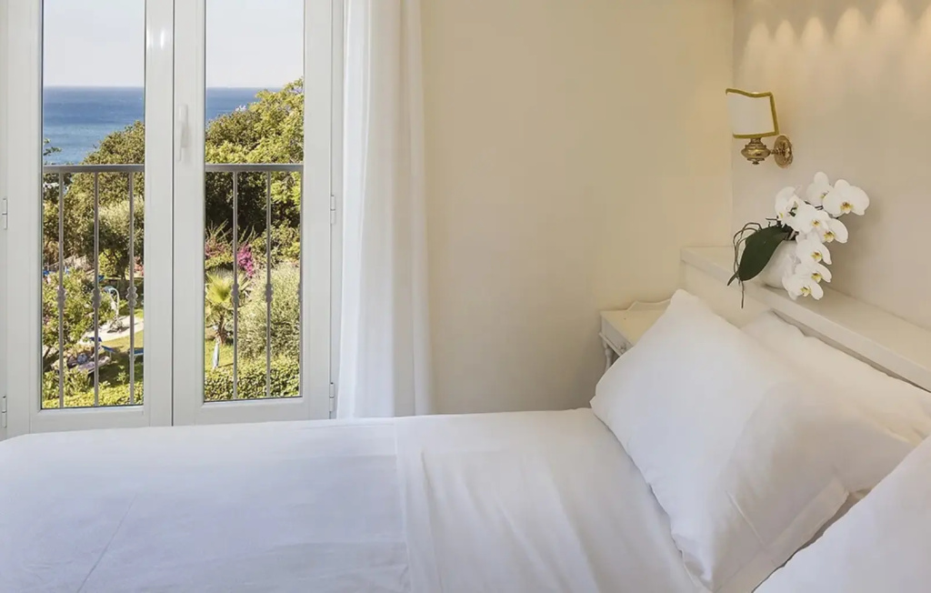 Sea view Double room (full double bed)