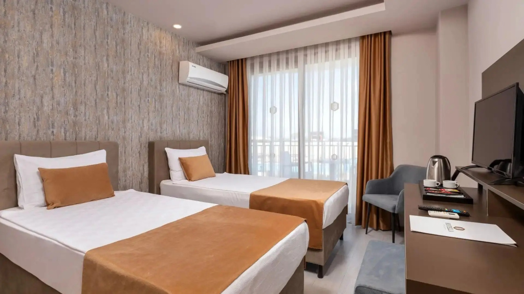 Club Double room with balcony (twin beds)