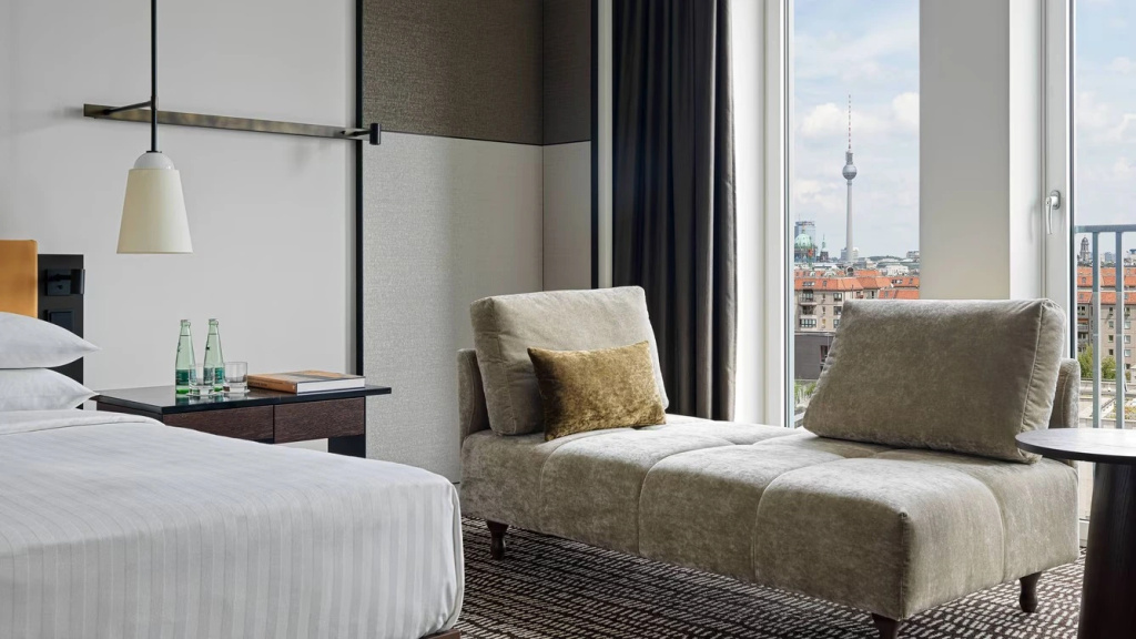 Panoramic Executive Double room with city view (full double bed)