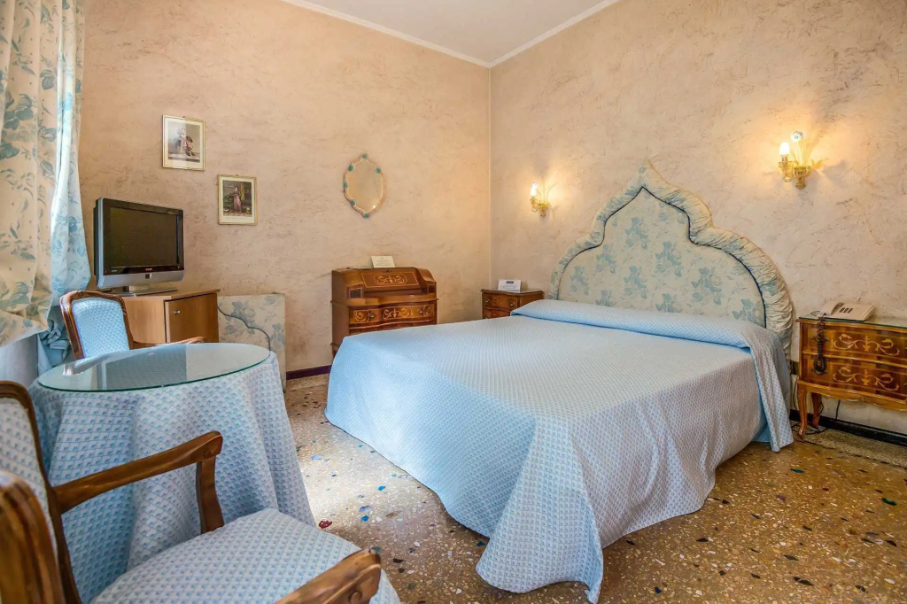 (1)Garden Pool Access Double room (full double bed) (bed type is subject to availability, pool access) at Hotel Giorgione in Venice