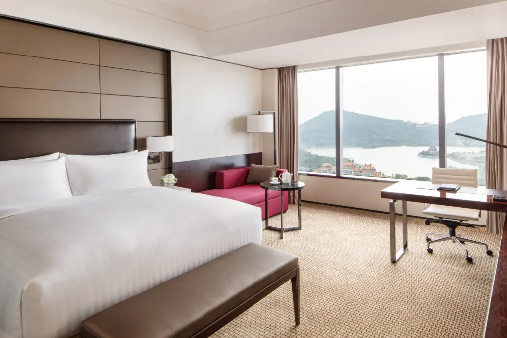 Executive Lounge Access Double Suite with lake view (full double bed)