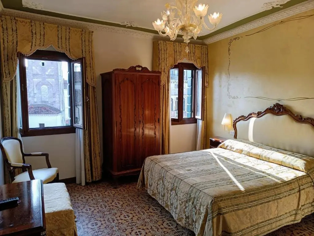 Double room (full double bed)