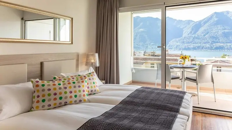 Double room with lake view (full double bed)