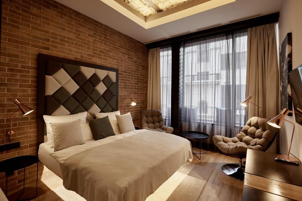 Suite with city view