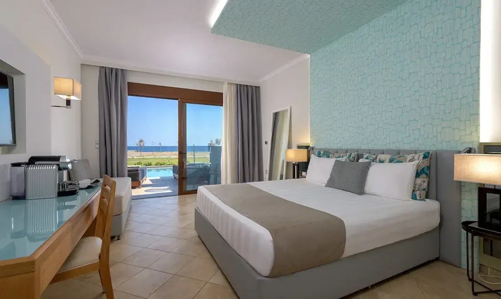 Family Private Pool Double Suite beachfront (full double bed)