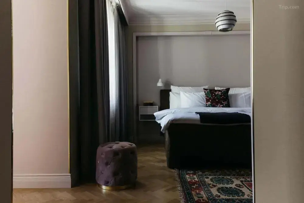 Poetry Double Suite (full double bed)