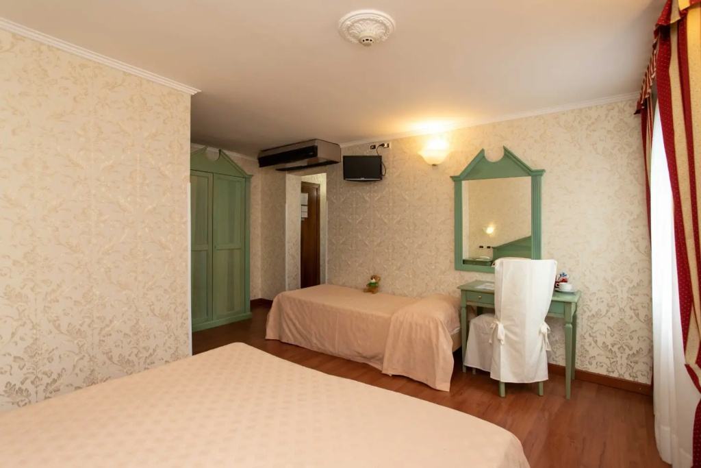 Triple room with view