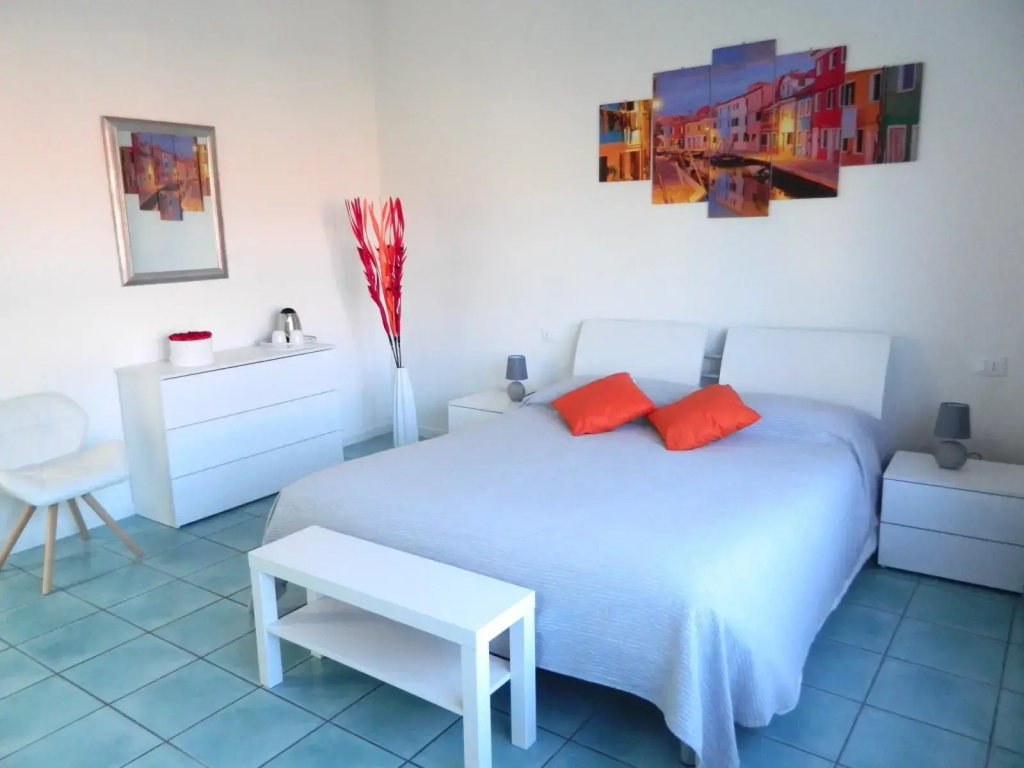 Burano Double room (full double bed)