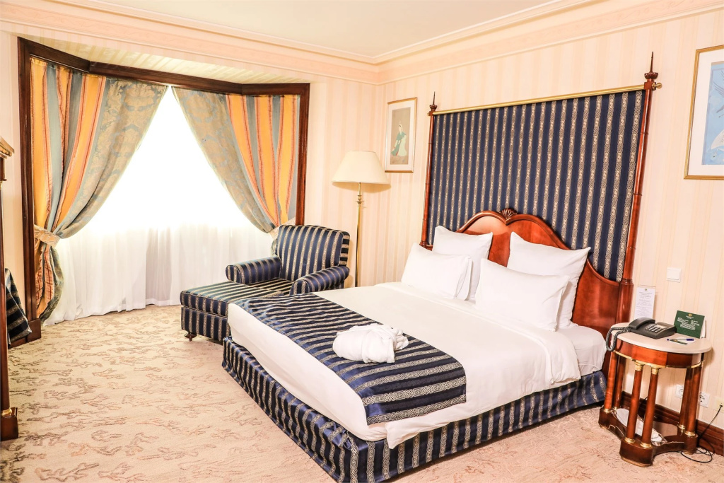 Presidential Double Suite full double bed