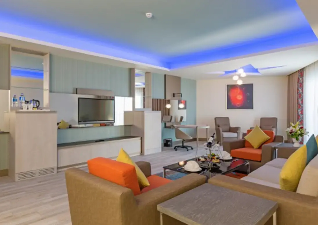 Deluxe Suite with pool view